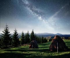 Bergkette in den Karpaten in der Herbstnacht unter den Sternen. fantastische Veranstaltung. ukraine, europa foto