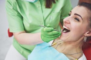 Zahnarzt, der eine Patientin in der Stomatologie kuriert. Frühpräventions- und Mundhygienekonzept