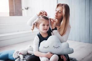 glückliche liebevolle Familie. Mutter und ihre Tochter Kind Mädchen spielen und umarmen foto