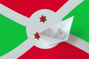 Burundi Flagge abgebildet auf Papier Origami Schiff Nahaufnahme. handgemacht Kunst Konzept foto