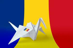 Rumänien Flagge abgebildet auf Papier Origami Kran Flügel. handgemacht Kunst Konzept foto