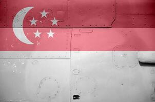 Singapur Flagge abgebildet auf Seite Teil von Militär- gepanzert Hubschrauber Nahaufnahme. Heer Kräfte Flugzeug konzeptionelle Hintergrund foto