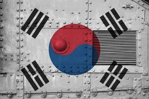 Süd Korea Flagge abgebildet auf Seite Teil von Militär- gepanzert Panzer Nahaufnahme. Heer Kräfte konzeptionelle Hintergrund foto