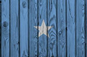 Somalia Flagge abgebildet im hell Farbe Farben auf alt hölzern Mauer. texturiert Banner auf Rau Hintergrund foto