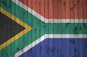 Süd Afrika Flagge abgebildet im hell Farbe Farben auf alt hölzern Mauer. texturiert Banner auf Rau Hintergrund foto