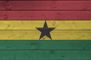 Ghana Flagge abgebildet im hell Farbe Farben auf alt hölzern Mauer. texturiert Banner auf Rau Hintergrund foto