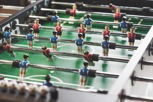 Tischfußball im Unterhaltungszentrum. Nahaufnahme von Plastikspielern in einem Fußballspiel foto