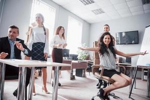 Porträt des kreativen Teams, das im Büro über das Treffen spricht. foto