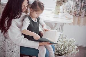 glückliche liebevolle Familie. mutter und ihre tochter kind mädchen spielen zusammen foto