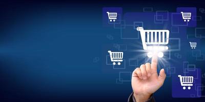 Berühren des virtuellen Bildschirms Online-Shopping zum digitalen Warenkorb mit globaler Netzwerkverbindung. intelligenter E-Commerce, blauer Hintergrund foto
