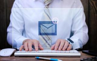 E-Mail-Konzept, Nahaufnahme Geschäftsmann mit Computer mit E-Mail-Symbol foto