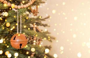 Weihnachtsbaum im skandinavischen Stil dekoriert und defokussierte Lichter. Archivfoto mit Textfreiraum foto