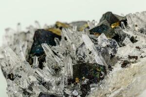 Makro Stein Mineral Pyrrhotit, Quarz, Sphalerit, Calcit, Galena auf Weiß Hintergrund foto