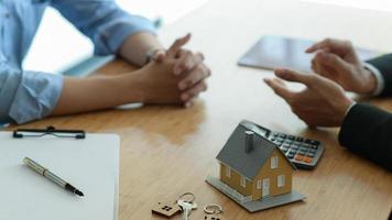 Versicherungsmakler stellen ihren Kunden Immobilienversicherungsprogramme vor. foto