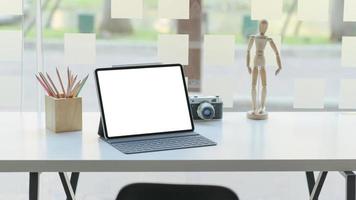 moderner zeitgenössischer Arbeitsplatz mit Laptop und Bürobedarf. foto