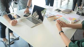 das ux-team entwickelt eine anwendung für smartphones mit laptop in einem modernen büro.