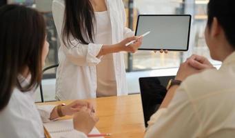 Lehrer empfehlen Nachhilfe über Tablets für das Online-Lernen. foto