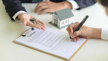 Immobilienkonzept, Kundenunterzeichnungsvertrag über Wohnungsbaudarlehensvertrag. foto