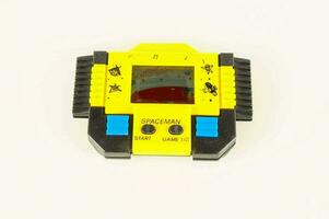 ein Gelb und schwarz elektronisch Spiel mit Blau Tasten foto