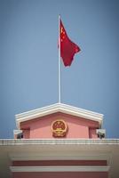 chinesische flagge auf regierungsgebäude in macau china foto