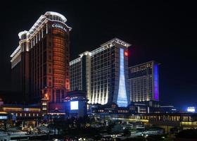 Macau, China, 2021 - Casino-Resorts am Cotai Strip bei Nacht foto