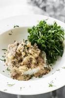 Stroganoff vom Schwein mit Champignoncreme und Paprikasauce Gourmetgericht foto