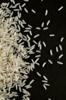 Weiß Reis ist gezeigt auf ein schwarz Oberfläche foto