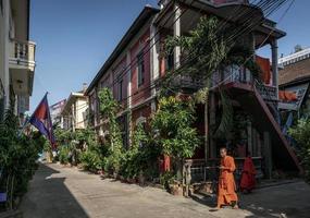 Phnom Penh, Kambodscha, 2021 - junger buddhistischer Mönch, der auf der Straße geht foto