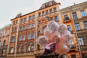 Altes Backsteinhaus und Ballons, St. Petersburg, Russland. 19. September 2021