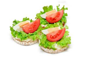 Reis Kuchen Sandwiches mit Tomate, Grüner Salat und Ei - - isoliert auf Weiß. einfach Frühstück. Diät Lebensmittel. schnell und gesund Sandwiches. Knäckebrot mit lecker Füllung. gesund Diät Snack - - Isolierung foto