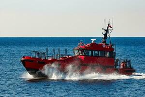 rot Pilot Schiff ziehen um von das baltisch Meer foto