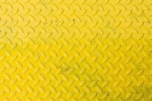 Hintergrund der gelben Metalldiamantplatte. Metallblechbeschaffenheit. foto