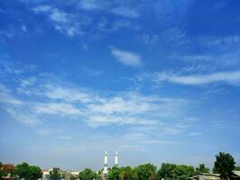 Aussicht von das Blau Himmel und zwei Weiß Moschee Minarette foto