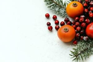 Weihnachten Komposition mit Geschenk Kisten, Karte Bälle Tanne Geäst Kiefer Zapfen mit Kopieren Raum. Weihnachten durch ai generiert foto