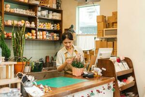 Porträt von asiatisch Frau Arbeiten im ein Pflanze Geschäft foto