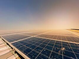 Solar- Paneele Eingerichtet auf das Dach generieren Energie von das Sonne. Sonnenlicht ist sauber Energie. und Umgebung das Solar- Paneele sind schmutzig und alt. foto