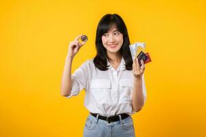 Erfassung das Wesen von Digital Währung mit atemberaubend Porträt von jung asiatisch Frau selbstbewusst hält Digital Währung, Kasse, Anerkennung Karte, und Smartphone. das Digital Währung Konzept. foto