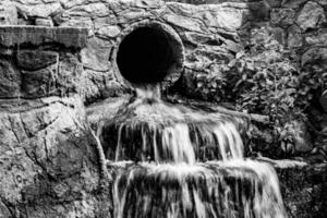 Fotografie zum Thema schönes Fallwasser vom Gartenwasserfall foto