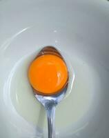 roh Eier, oben Aussicht von einer roh Eier Eigelb im Schüssel auf isoliert Weiß Hintergrund. foto