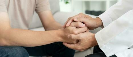 Psychiater halt Hand Unterstützung jeder während diskutieren Familie Themen. Arzt ermutigt und Empathie Frau leidet Depression. psychologisch, speichern Scheidung, Hand im Hand zusammen, Vertrauen, Pflege foto