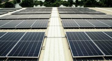 Technologie Solar- Zelle auf das Dach von das Fabrik. foto