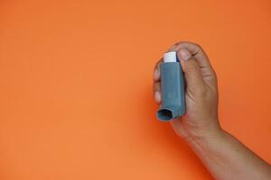 schließen oben Patienten Hand hält Asthma Inhalator. Konzept, Gesundheit Pflege. pharmazeutische Produkte zum Behandlung Symptome von Asthma oder copd. verwenden unter Verschreibung. Gesundheit Pflege Gerät beim heim. foto