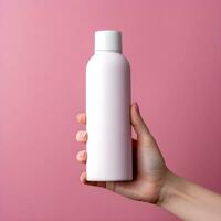 ai generiert Hand halten ein leer Weiß Flasche auf Rosa Hintergrund foto