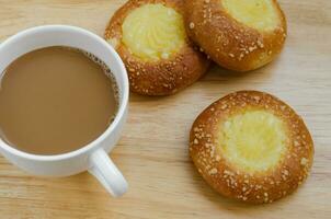 Pudding Brötchen und ein Tasse von Kaffee zum brechen Zeit foto