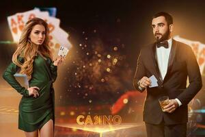 Mädchen zeigen Asse, Mann halten Glas von Whiskey und zwei spielen Karten. Sie posieren auf Bokeh Hintergrund mit Inschrift Kasino. Poker. Nahansicht foto