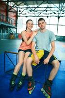 Mädchen und Junge auf Rollerblades im Schlittschuh Park foto