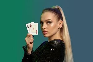 blond Modell- mit Pferdeschwanz, im schwarz Paillette Kleid. zeigen zwei Asse, posieren seitwärts auf bunt Hintergrund. Glücksspiel, Poker, Kasino. Nahansicht foto