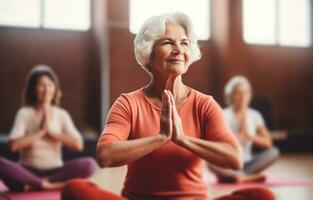 ai generiert Senior Yoga Klasse im das Fitnessstudio zum Frauen foto