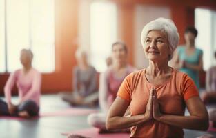 ai generiert Senior Yoga Klasse im das Fitnessstudio zum Frauen foto