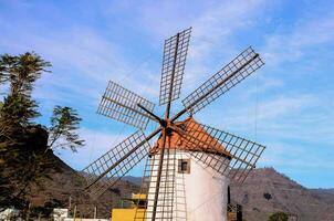 ein Windmühle mit ein rot Dach foto